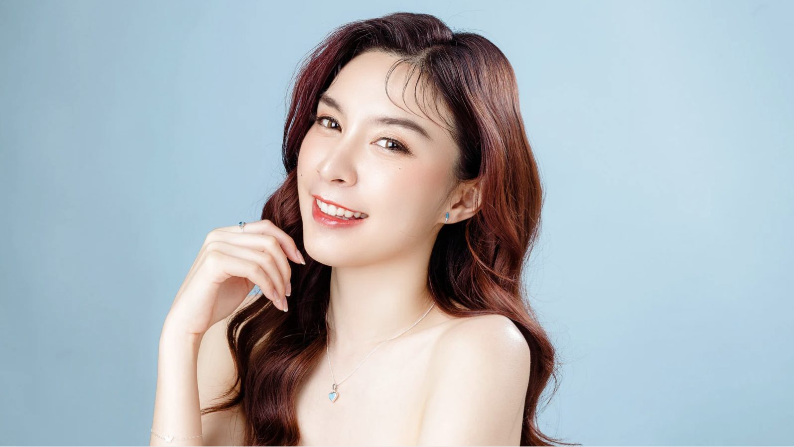 In Singapore, a well-defined V-shaped face is often associated with beauty, youth, and elegance. Yet, many of us struggle with a rounder or sagging lower face caused by ageing, genetics, water retention, and fat accumulation. This can impact our self-confidence and make us feel frustrated by early signs of sagging or a soft jawline. Fortunately, modern technology can restore definition and lift without the need for invasive surgery.